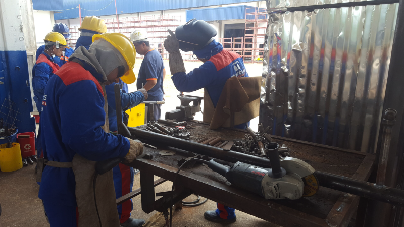 Montagem de tubulações industriais e estruturas metálicas