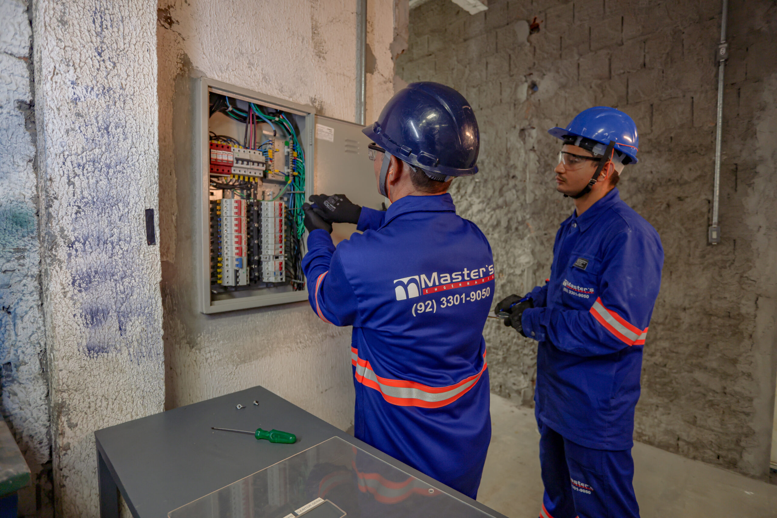 Montagem de painéis elétricos industriais em planta fabril