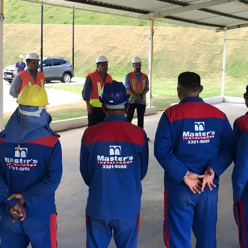 Equipe técnica da Master's Engenharia em campo
